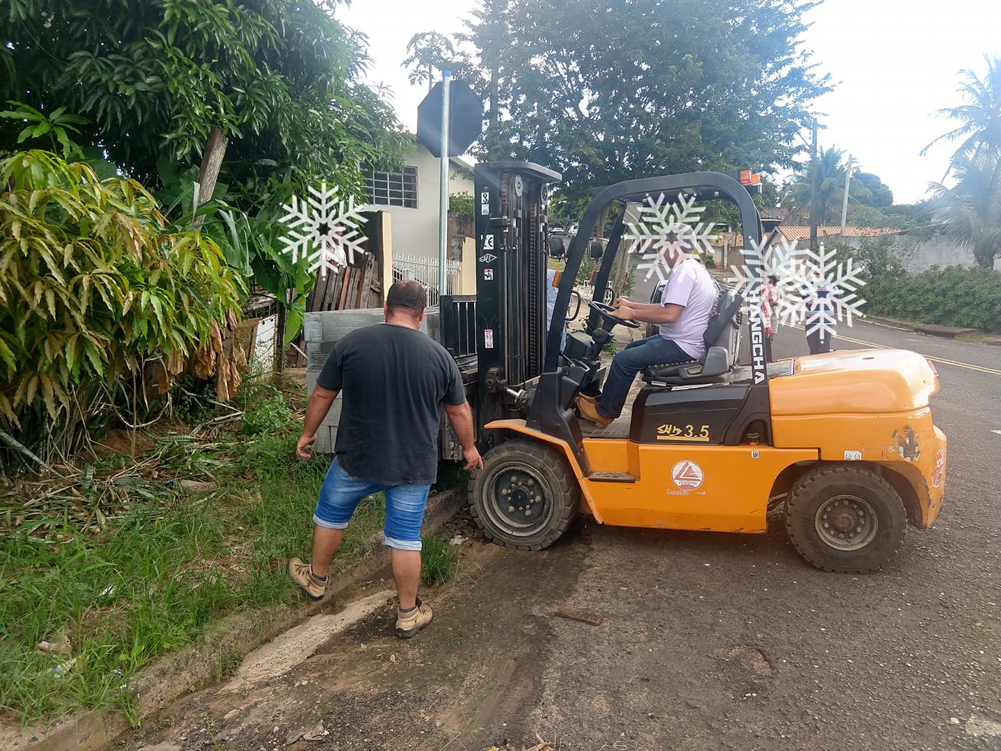 Ação Social: Administração colabora com construção de casa para carente no Jardim Paineiras 